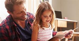 dad reading to daughter dad reading to daughter